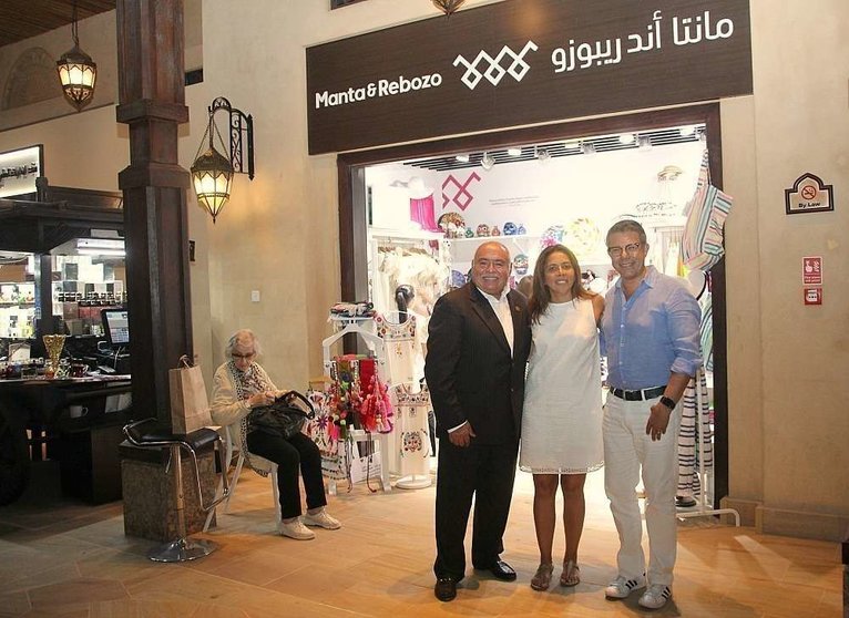 Cecilia Romero, junto a Francisco Alonso -izquierda- y José Toledo -derecha-, ante la nueva tienda de Manta y Rebozo en Madinat Jumeirah. (EL CORREO)
