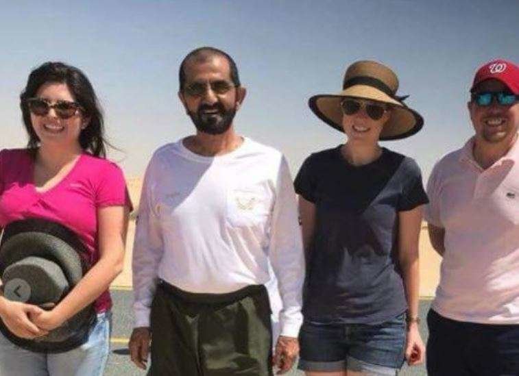 El jeque Mohammed posó con la familia en una foto de recuerdo.