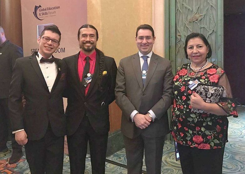 El embajador Faihan Al Fayez -segundo por la derecha- junto a los profesores colombianos seleccionados entre los mejores del mundo. (Cedida)