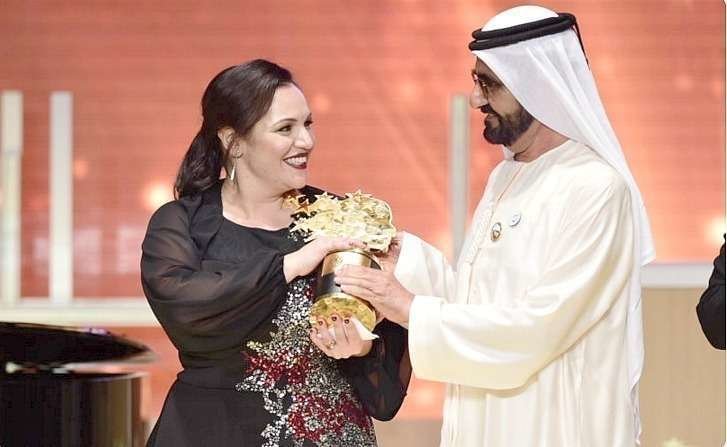 El jeque Mohamed bin Rashid Al Maktoum entrega a la profesora inglesa Andria Zafirakou el premio como mejor docente del mundo en 2018. (Cedida)