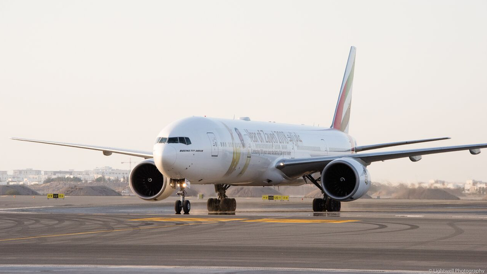 El avión especial Emirates Year of Zayed fue el primer vuelo internacional que aterrizó en la nueva terminal del aeropuerto internacional de Muscat. 