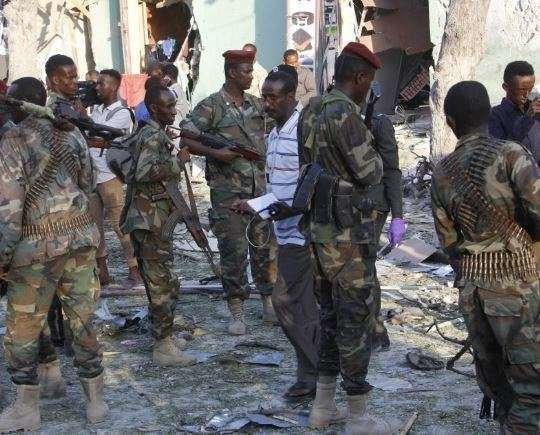 Fuerzas de Somalia en el lugar del atentado.