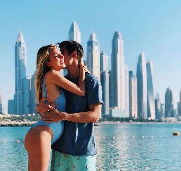 Álvaro Morata junto a su mujer con Dubai Marina al fondo.