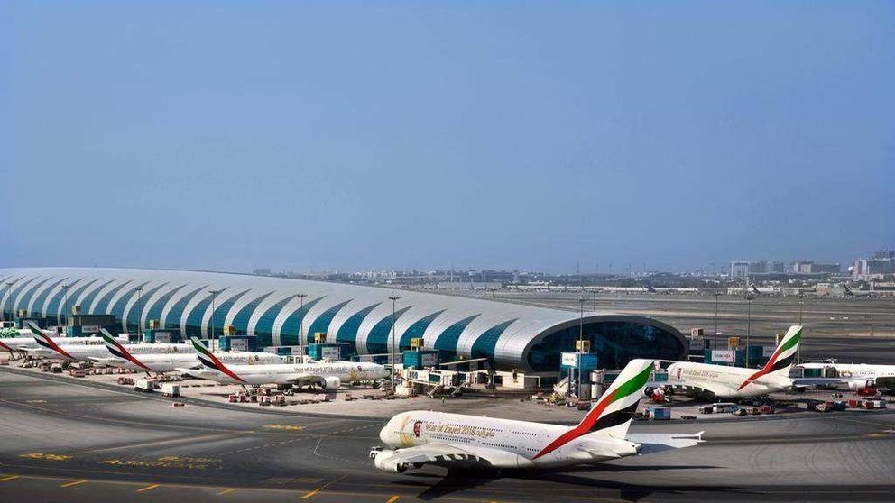 Aviones de la aerolínea de Dubai Emirates decorados con la imagen del jeque Zayed.