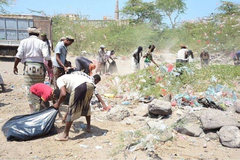 Numerosos ciudadanos han participado en la campaña de limpieza de ERC en Mocha. (WAM)