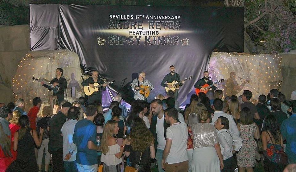 Actuación de los Gipsy Kings de Andre Reyes en el 17 aniversario del Seville's. (Alicia Bassa / EL CORREO)