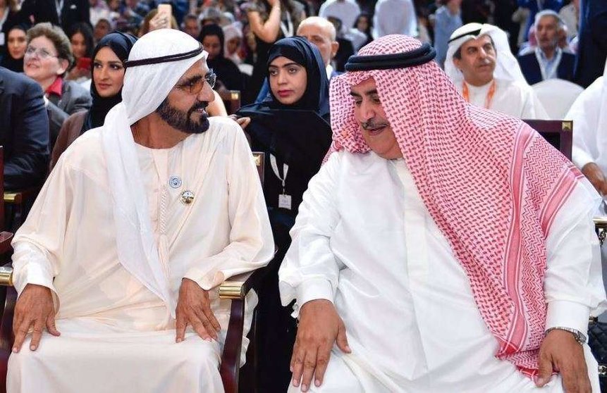 El gobernante de Dubai junto al ministro de Exteriores de Bahréin durante el Arab Media Forum.