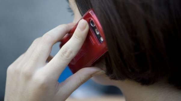 Una mujer usa un teléfono móvil. (Fuente externa)