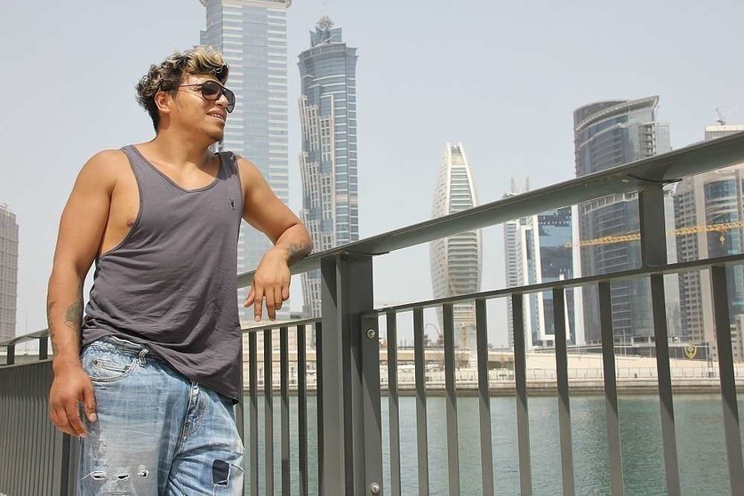 El colombiano Julián Moreno con la vista perdida entre los rascacielos del Business Bay en Dubai. (EL CORREO)