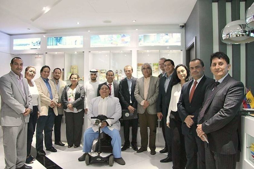 Foto de familia de los prefectos ecuatorianos con inversores de Emiratos en la sede de ProEcuador en Dubai. (EL CORREO)