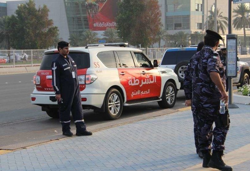 Policía en La Corniche de Abu Dhabi. (EL CORREO)