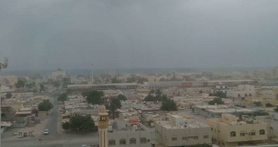 La tormenta de arena en EAU redujo la visibilidad. (EL CORREO)