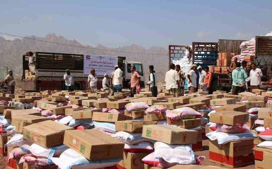 Una entrega de lotes de ayuda de la Media Luna Roja en Yemen. (WAM)