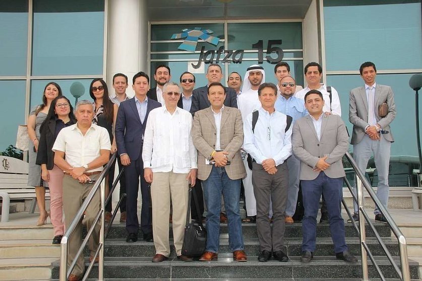 La delegación comercial ecuatoriana durante su visita a DP World, junto a Khalid Ahmed Al Marzooqi, gerente de Desarrollo de Negocios del operador portuario. (EL CORREO) 