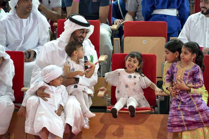 El príncipe heredero de Abu Dhabi con sus nietos en el Mubadala Arena de Zayed Sports City.