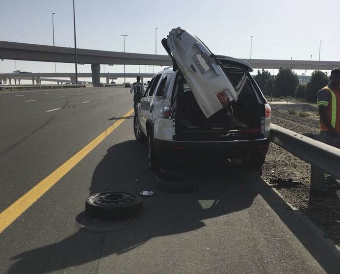 El fallecido fue arrollado cuando detuvo su vehículo para cambiar una rueda. (Policía de Dubai)