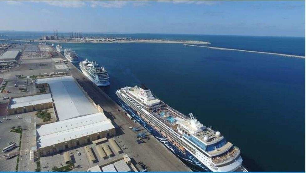 Barcos de crucero en un puerto de Dubai.