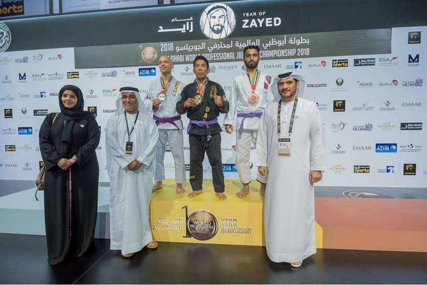 Carlos Samboni en el centro con la medalla de oro del Campeonato Mundial de Jiu Jitsu de Abu Dhabi.