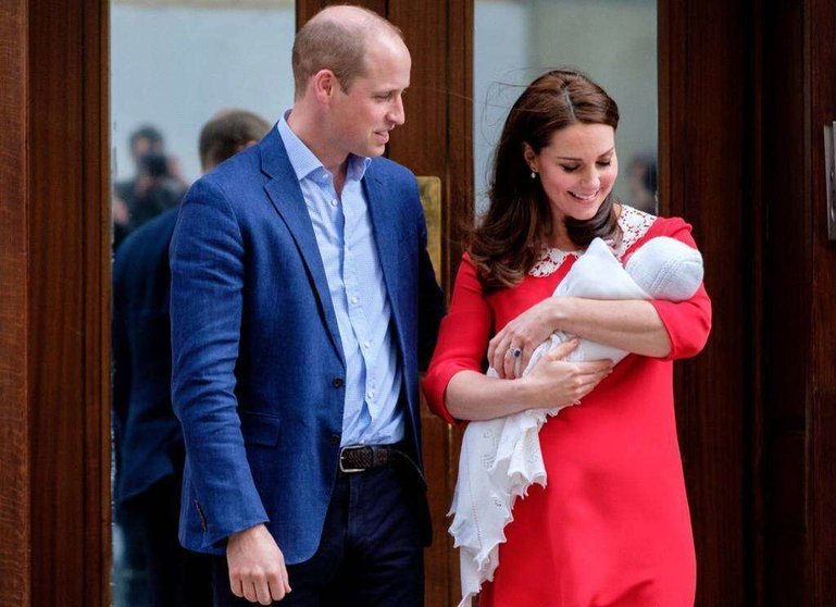 Los duques de Cambridge durante la primera presentación pública de su tercer hijo el día de su nacimiento. (Kensington Palace)