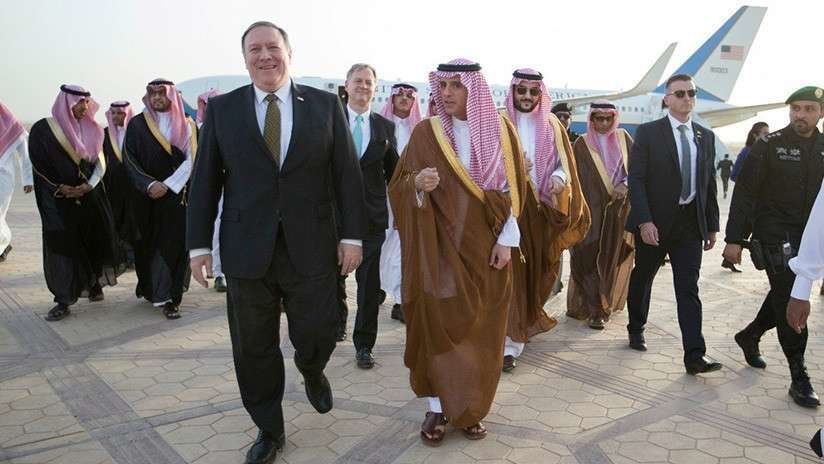 Pompeo y el ministro saudí de Asuntos Exteriores en Riad.