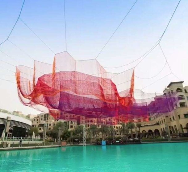 La escultura roja sobre la Fuente de Dubai Mall.