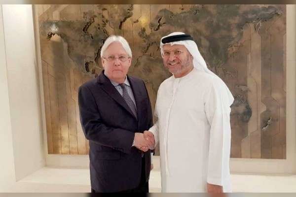 El ministro de Estado de Asuntos Exteriores de EAU posa junto al Enviado de la ONU en Yemen.