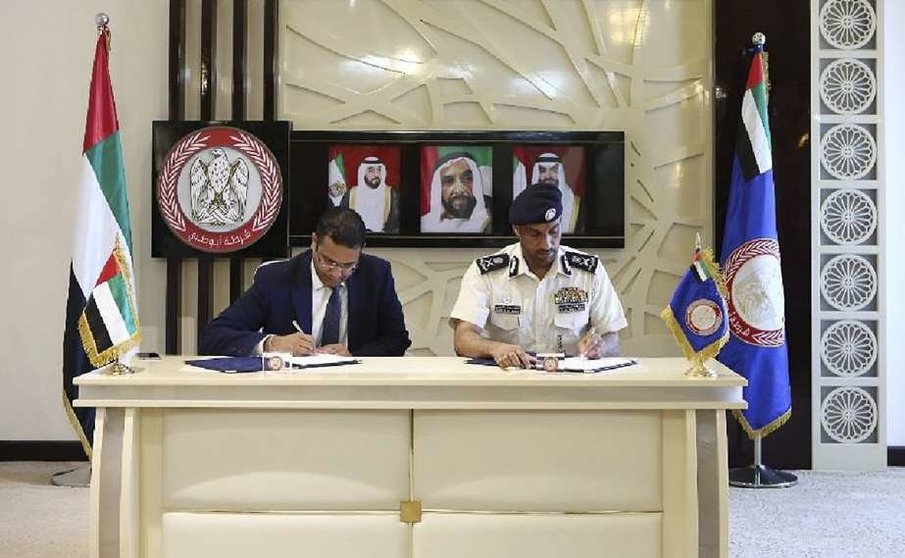 Firma del memorando entre la Policía de Abu Dhabi y el First Abu Dhabi Bank.