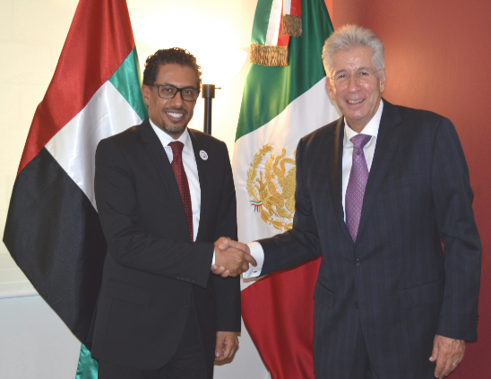 El embajador emiratí en México -izquierda- junto al secretario de Transporte -derecha-. (Wam)