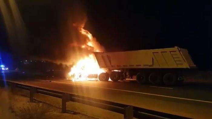 Imágenes del camión incendiado captadas por la Policía de Ras Al Khaimah.
