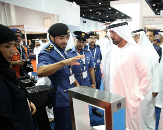 El jeque Saeed durante su visita por la Airport Show 2018 de Dubai. (Wam)