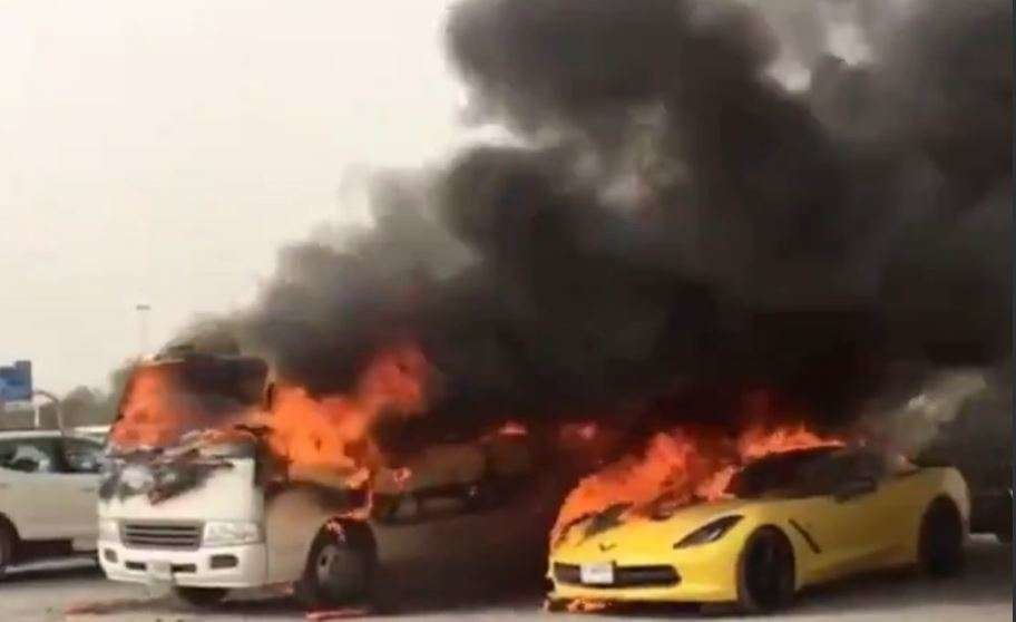 Imagen de Twitter de los automóviles ardiendo en Dubai Outlet Mall.