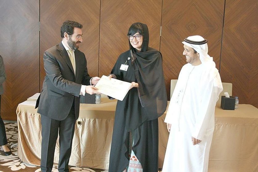 El embajador de Colombia en Emiratos Árabes Unidos, Faihan Al-Fayez Chaljub, entrega el diploma a una de las alumnas en presencia del viceministro de Relaciones Exteriores para Asuntos de Organizaciones Internacionales de EAU, Yacoub Al Hosani. (Cedida)