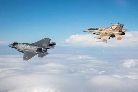 Un caza F-35 israelí vuela con otro F-16.