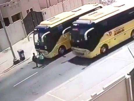 Fotograma del vídeo que recoge el incidente entre autobuses escolares. (Policía de Abu Dhabi)