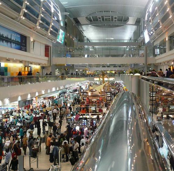 Viajeros en el aeropuerto de Dubai.