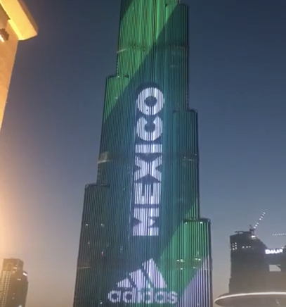 El Burj Khalifa, iluminado con la palabra México tras marcar gol frente a Alemania. 