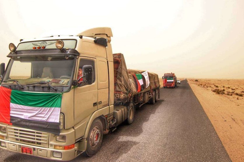 Uno de los convoys de ayuda humanitaria enviados por Emiratos a Hodeidah este mes. (WAM)