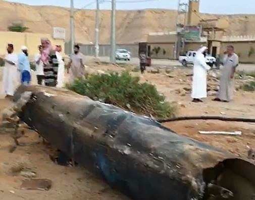 Restos de un misil caído sobre Riad en una imagen extraída de un vídeo conseguido por EL CORREO DEL GOLFO. (EL CORREO)