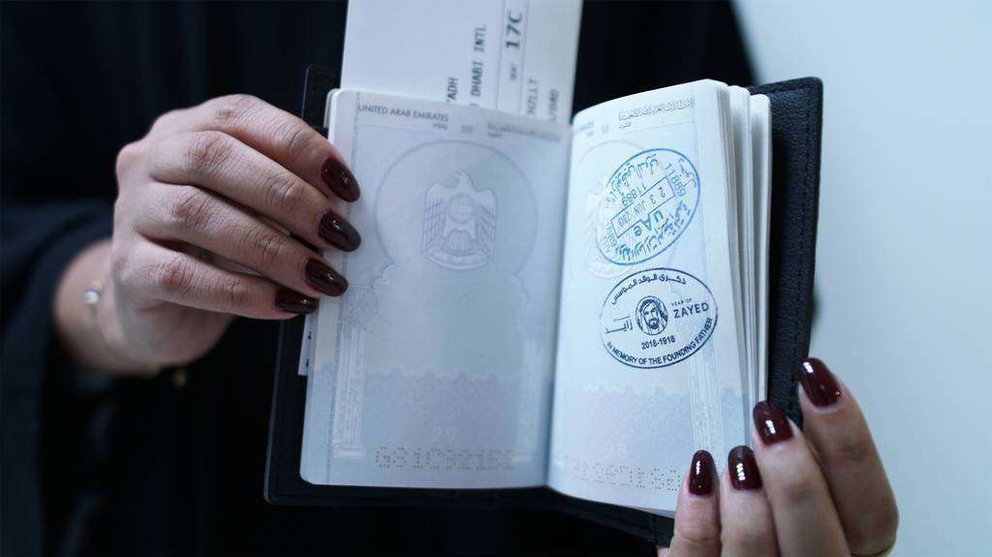 Pasaporte con el nuevo sello de inmigración del 'Año Zayed'. (Cedida)