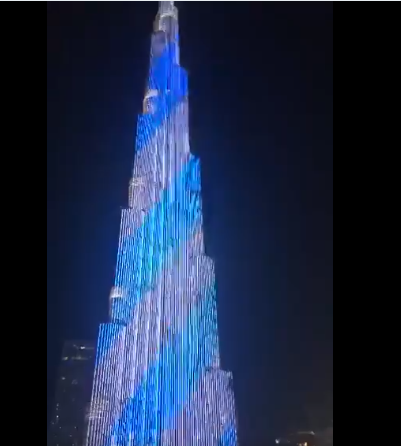 El Burj Khalifa de celeste y blanco. 