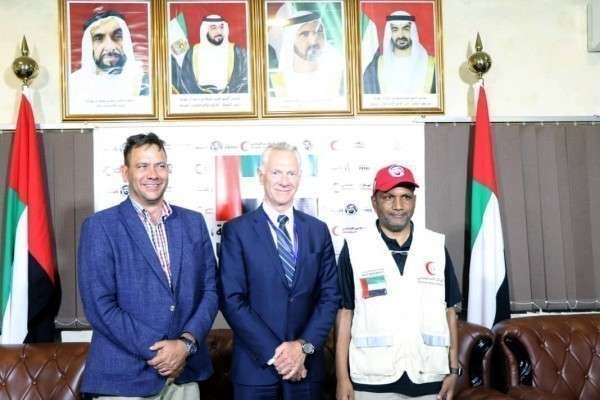 Saeed Al Ali, jefe de la Media Luna Roja de Emiratos, y Peter Drennan, secretario general adjunto de la ONU, durante su encuentro en Adén.(WAM)