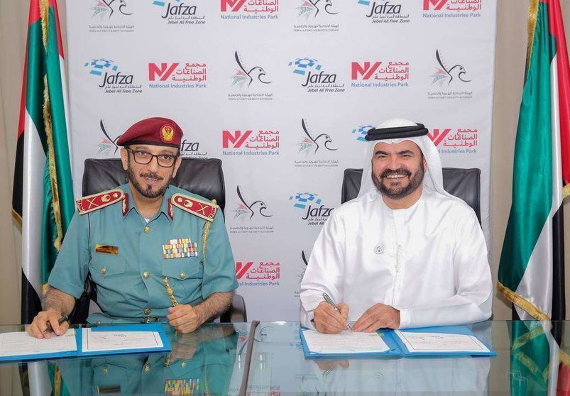 Mohamed Ahmed Al Marri y Mohammed Al Mualllem, firman el acuerdo entre Jafza y Gdrfa. (WAM)