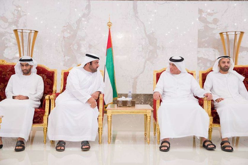  Sheikh Saud bin Saqr Al Qasimi recibe condolencias tras la muerte de Sheikh Hamad bin Mohammed Al Qasimi. (WAM)