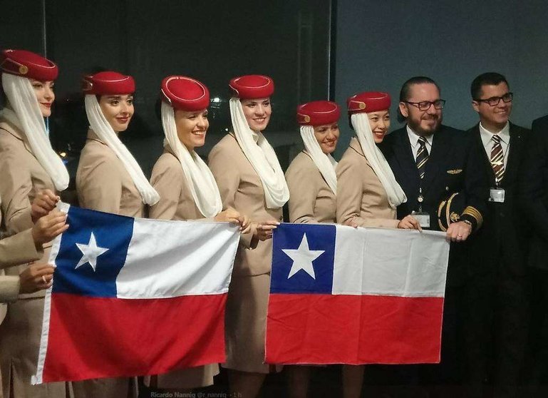 Parte de la tripulación que realizó el primer vuelo de Dubai a Chile.