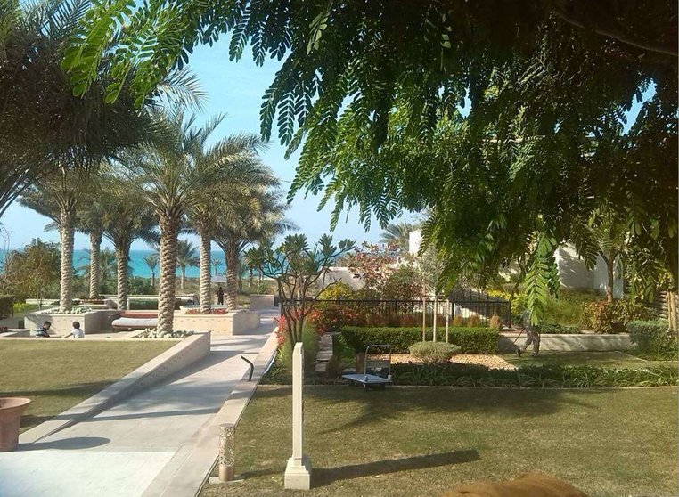 Jardines del hotel St Regis en Saadiyat Island de Abu Dhabi. (EL CORREO)