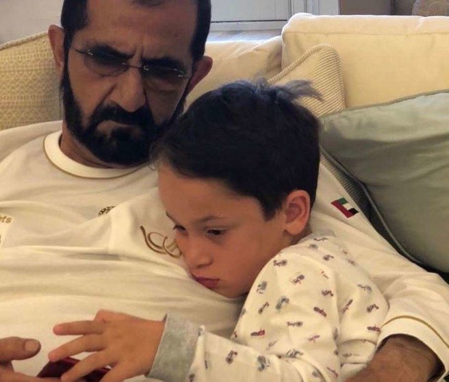 El gobernante de Dubai y su hijo menor el jeque Zayed.