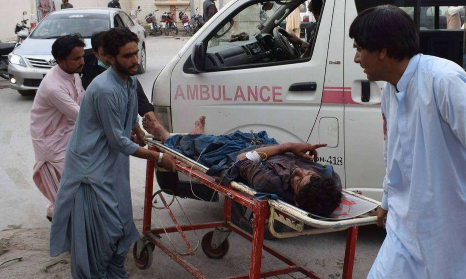 En la imagen de AFP, uno de los heridos tras el atentado en Pakistán.