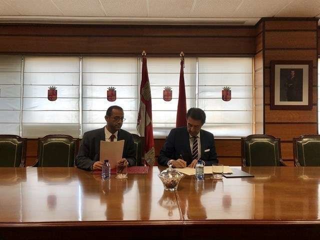 Un momento de la firma del protocolo entre España y Abu Dhabi.