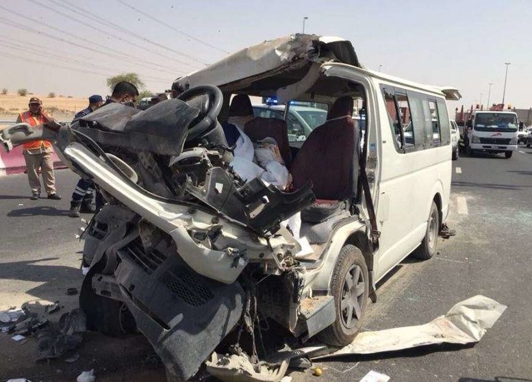 En la imagen de la Policía de Dubai, un accidente de un minibús en el emirato.