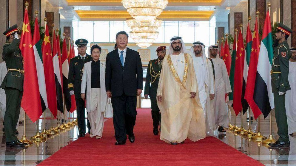 El presidente de China junto al gobernante de Dubai y el príncipe heredero de Abu Dhabi. (WAM)